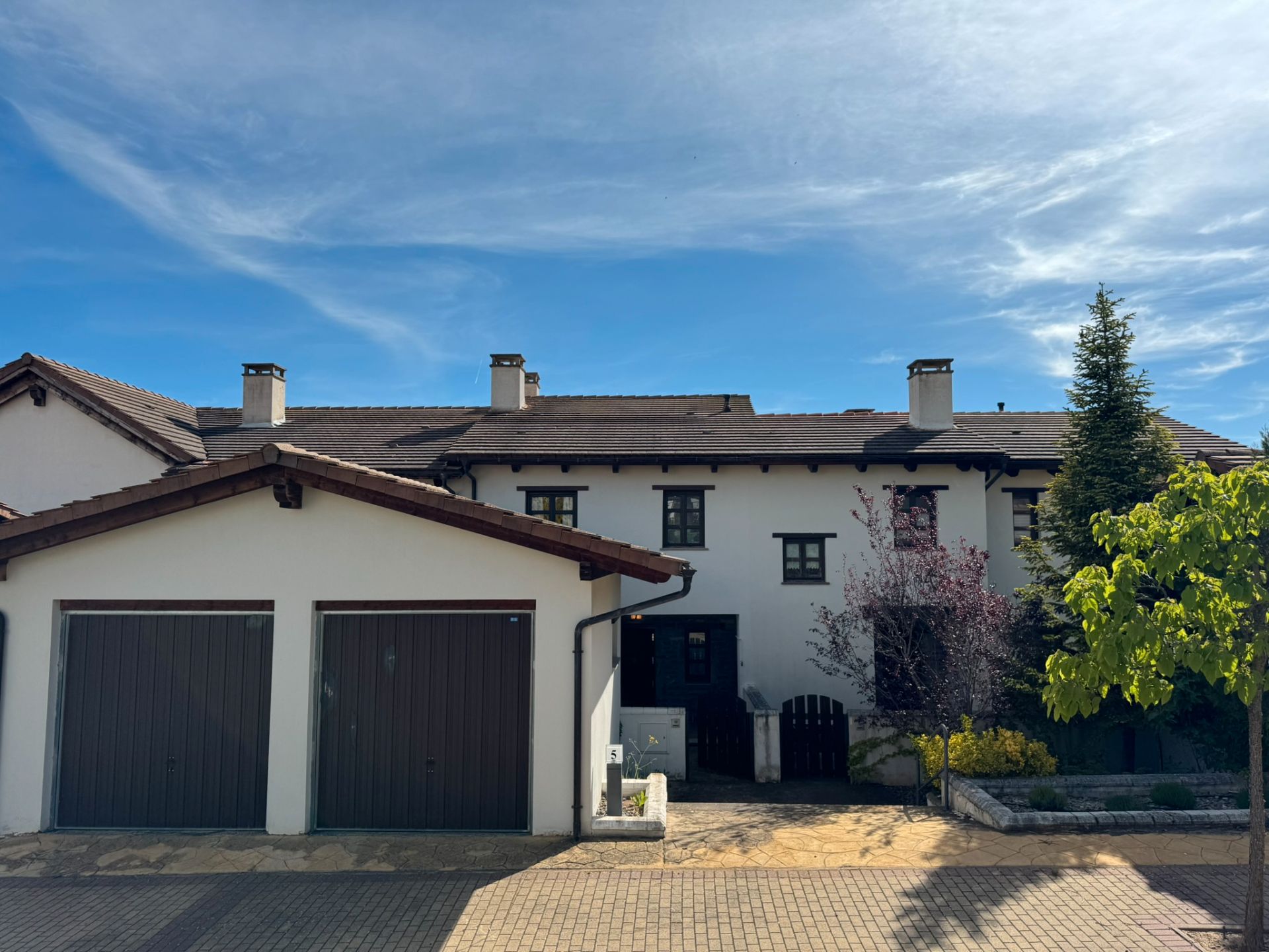 Vista exterior de Casa adosada en venda en Jaca amb Calefacció, Jardí privat i Parquet