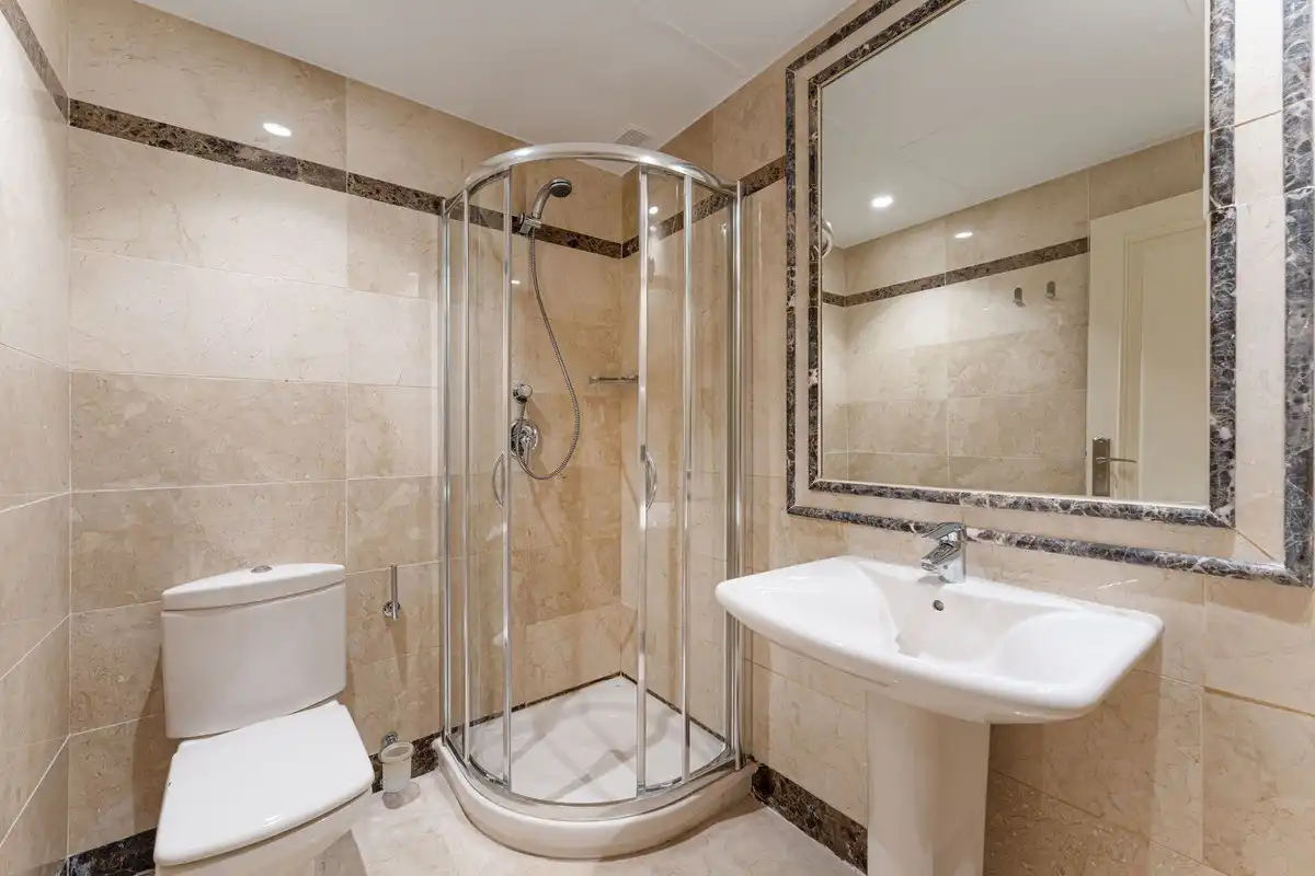 Badezimmer von Erdgeschoss zum Verkauf in Marbella mit Klimaanlage, Privatgarten und Terrasse