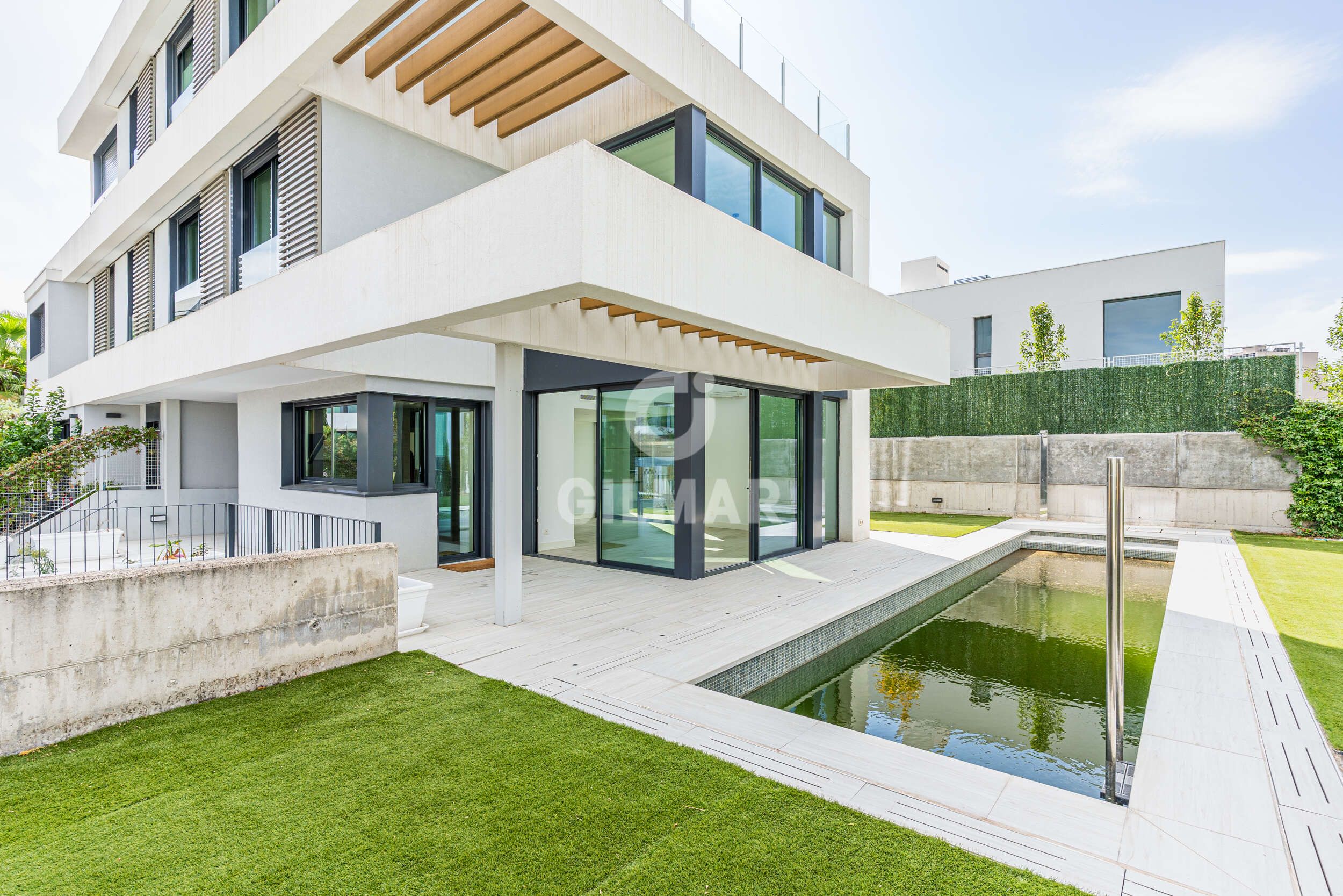 Exterior view of Single-family semi-detached for sale in  Madrid Capital  with Heating, Private garden and Swimming Pool