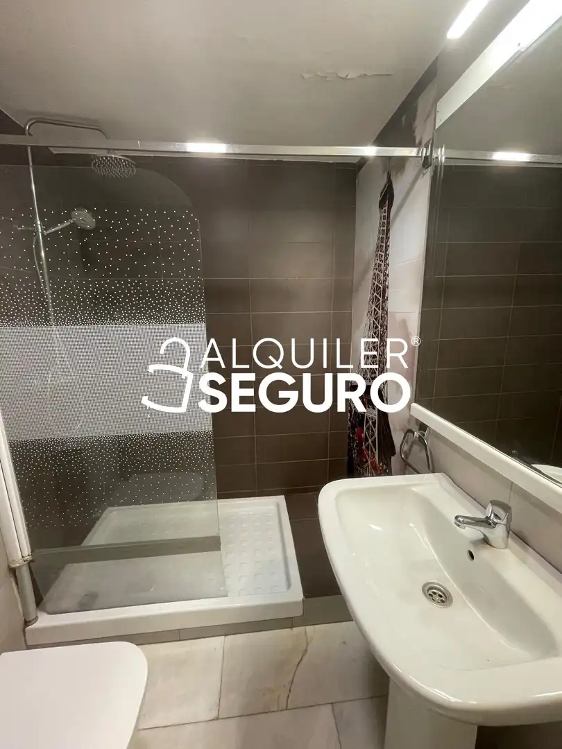 Bathroom of Flat for rent in Madrid  with Air Conditioner, Heating and Furnished