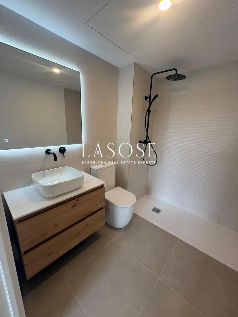 Baño de Piso de alquiler en Barcelona con Terraza y Piscina comunitaria