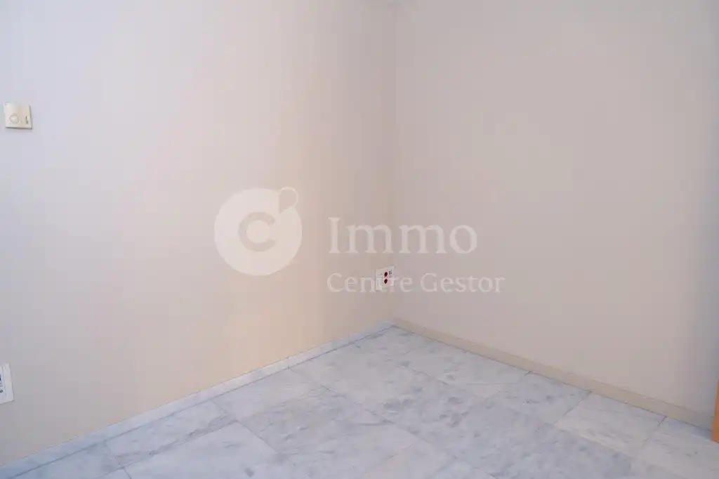 Schlafzimmer von Büro zur Miete in Lleida mit Klimaanlage und Heizung