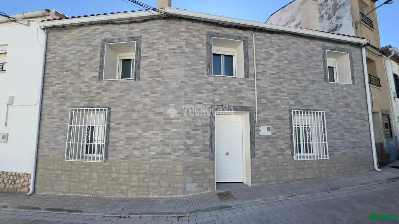 Vista exterior de Casa adosada en venta en Villarrubio con Calefacción, Amueblado y Alarma