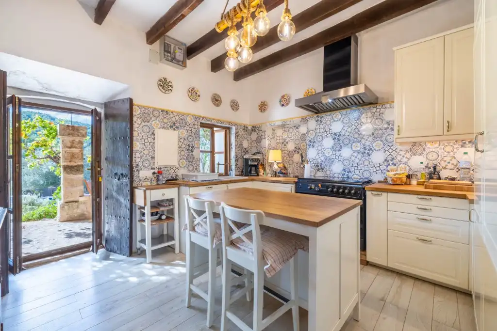 Küche von Country house zum Verkauf in Andratx mit Klimaanlage, Heizung und Privatgarten
