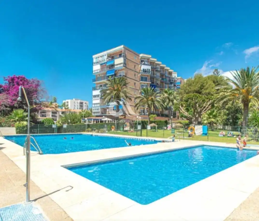 Vista exterior de Pis en venda en Benalmádena amb Piscina comunitària