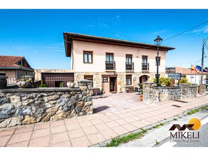 Vista exterior de Casa o xalet en venda en Santillana del Mar amb Calefacció, Jardí privat i Terrassa