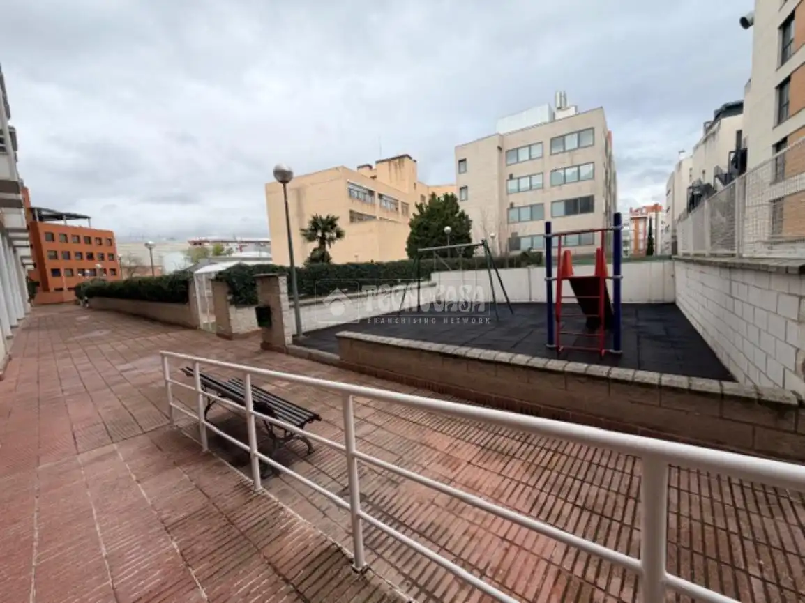Vista exterior de Piso en venta en Madrid con Calefacción, Parquet y Piscina comunitaria