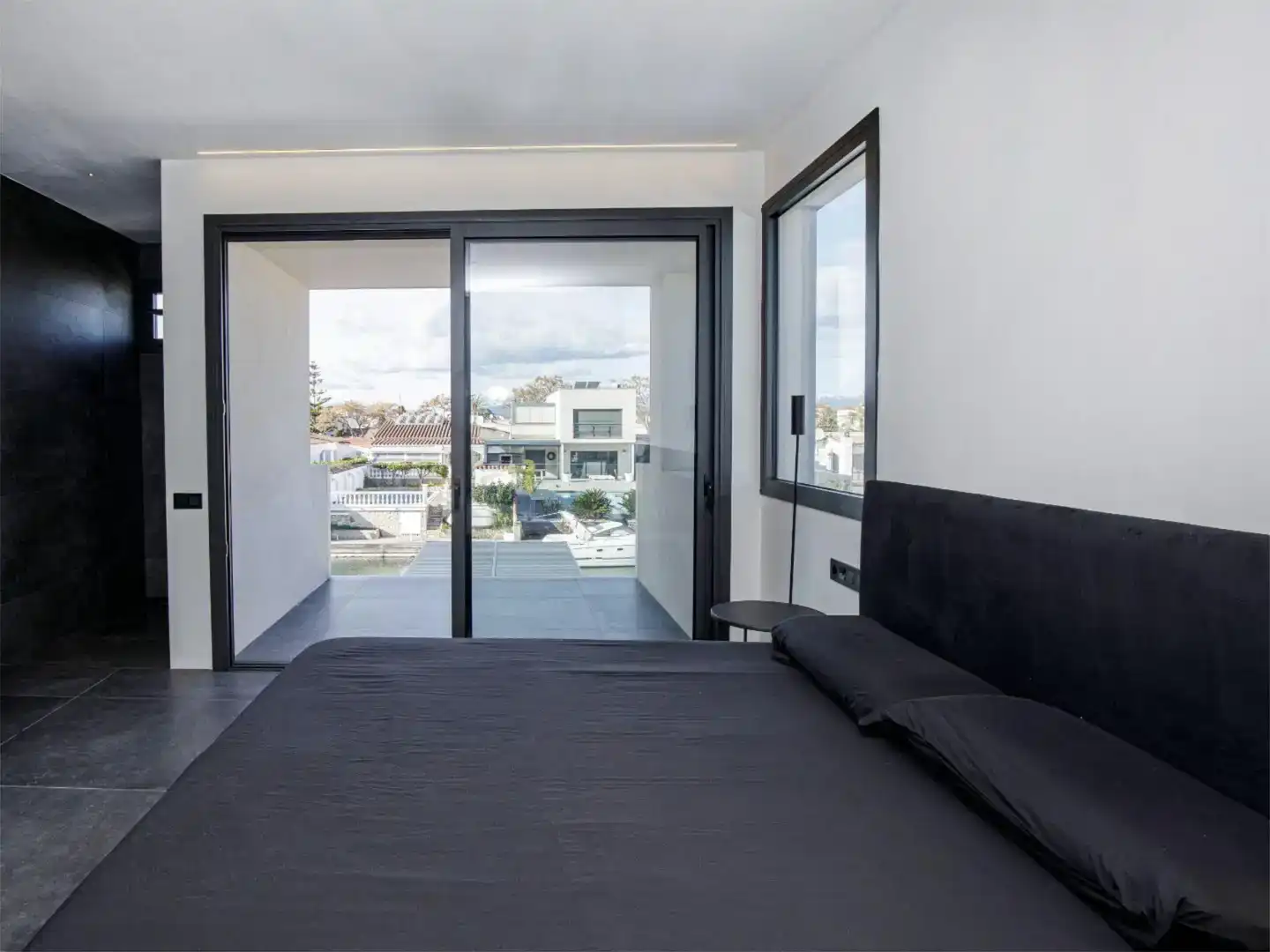 Bedroom of Houses for sale in Empuriabrava  with Air Conditioner, Swimming Pool and Balcony