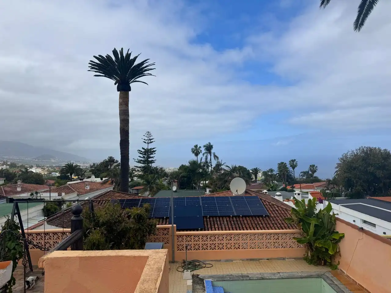 Vista exterior de Casa o xalet en venda en La Orotava amb Jardí privat, Terrassa i Piscina