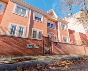 Exterior view of Single-family semi-detached for sale in Valladolid Capital  with Air Conditioner, Heating and Private garden