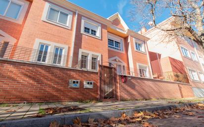 Exterior view of Single-family semi-detached for sale in Valladolid Capital  with Air Conditioner