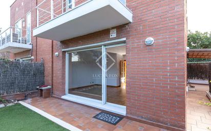 Exterior view of House or chalet for sale in  Barcelona Capital  with Air Conditioner, Terrace and Balcony