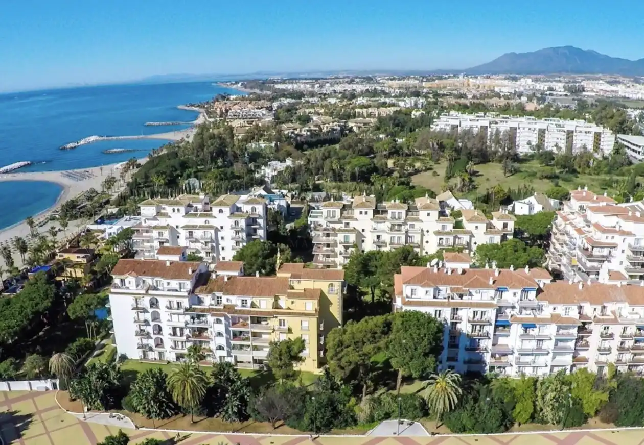 Vista exterior de Planta baixa en venda en Marbella amb Aire condicionat, Terrassa i Piscina