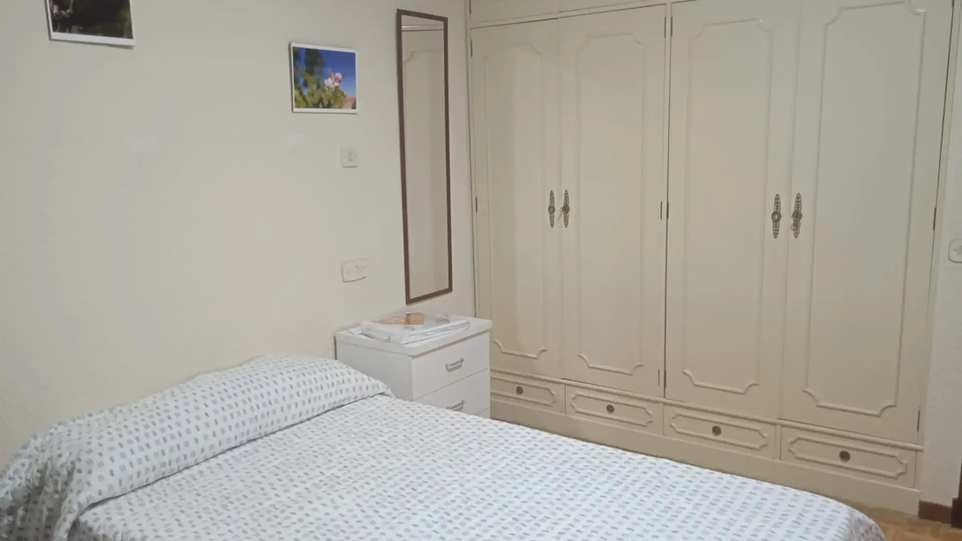 Schlafzimmer von Wohnung zur untervermieten in Salamanca mit Heizung, Parkett und Möbliert