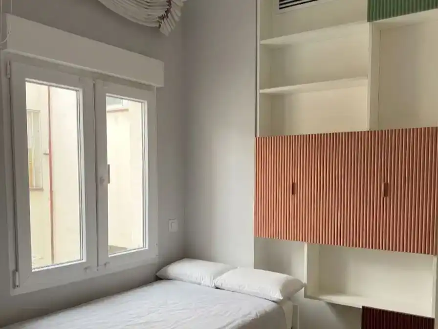 Schlafzimmer von Wohnung zur Miete in  Madrid Capital mit Klimaanlage und Balkon