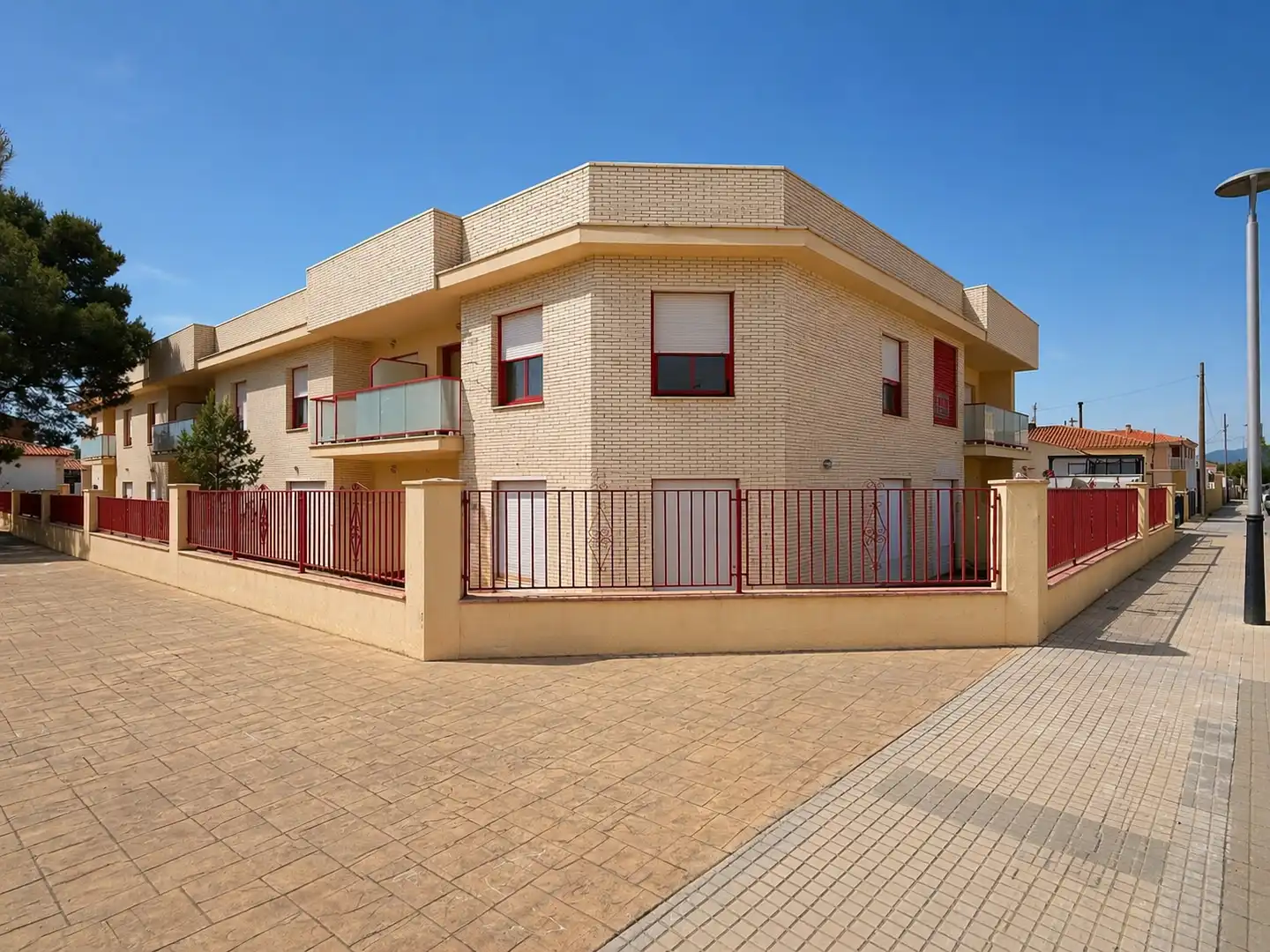 Außenansicht von Wohnungen zum Verkauf in Mont-roig del Camp mit Klimaanlage, Privatgarten und Terrasse