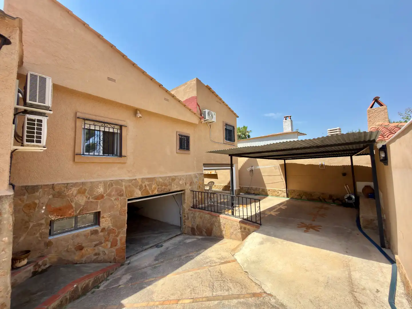 Vista exterior de Casa o xalet en venda en Chiva amb Aire condicionat, Jardí privat i Terrassa