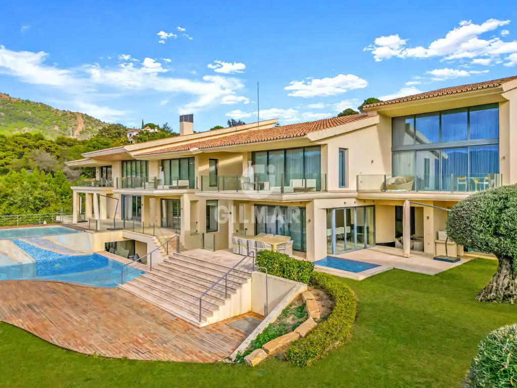 Vista exterior de Casa o xalet en venda en Benahavís amb Calefacció, Jardí privat i Piscina