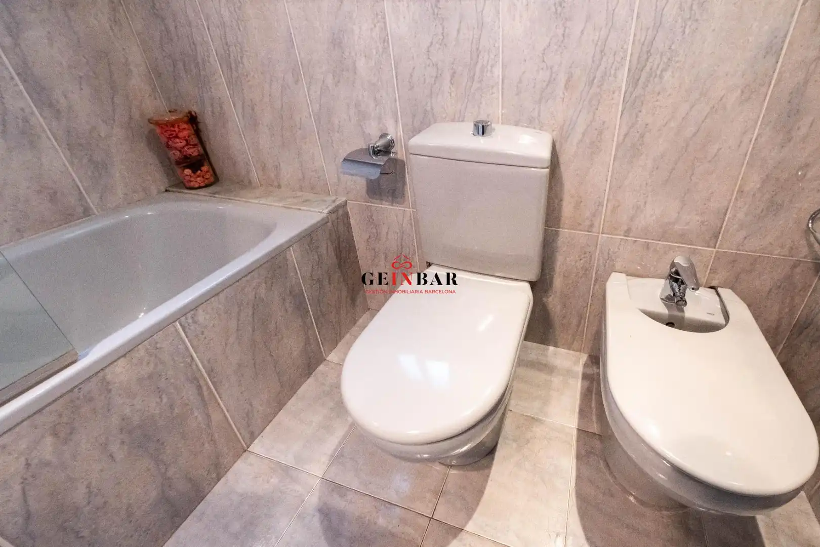 Badezimmer von Wohnung zum Verkauf in Barcelona mit Klimaanlage, Heizung und Privatgarten