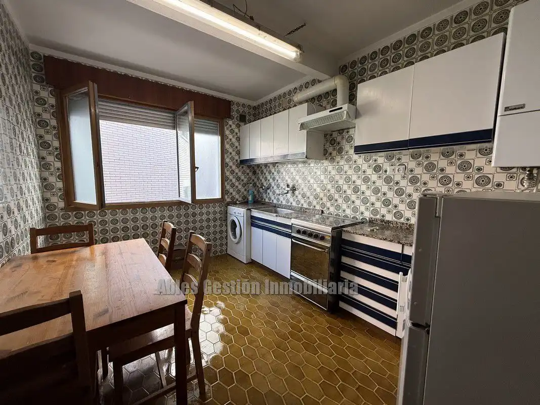 Küche von Wohnung zur Miete in Oviedo  mit Heizung, Parkett und Abstellraum