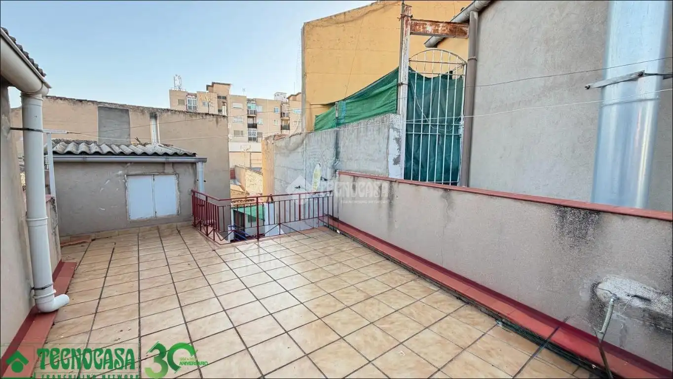 Terrassa de Casa adosada en venda en Alcázar de San Juan amb Calefacció, Jardí privat i Terrassa