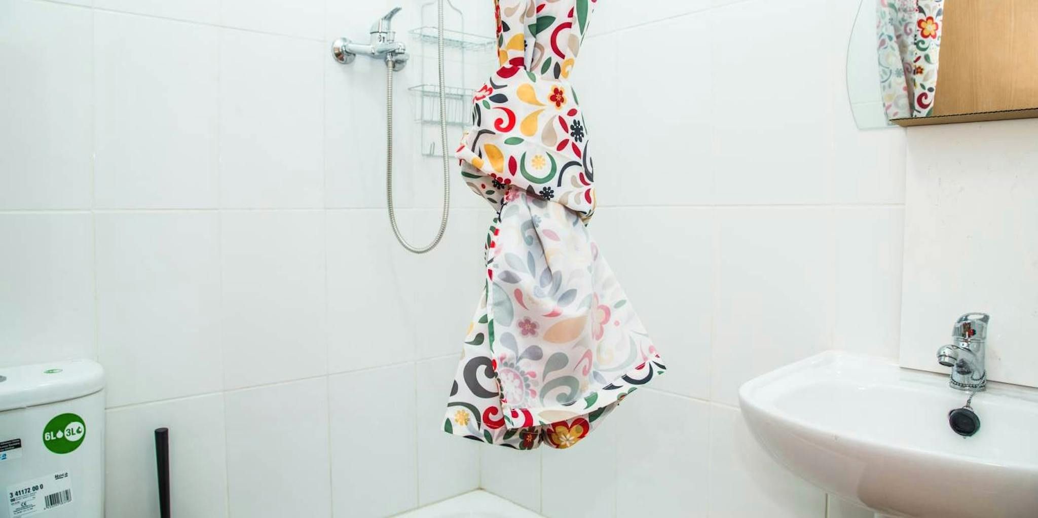 Bathroom of Flat to share in  Barcelona Capital  with Furnished and Washing machine