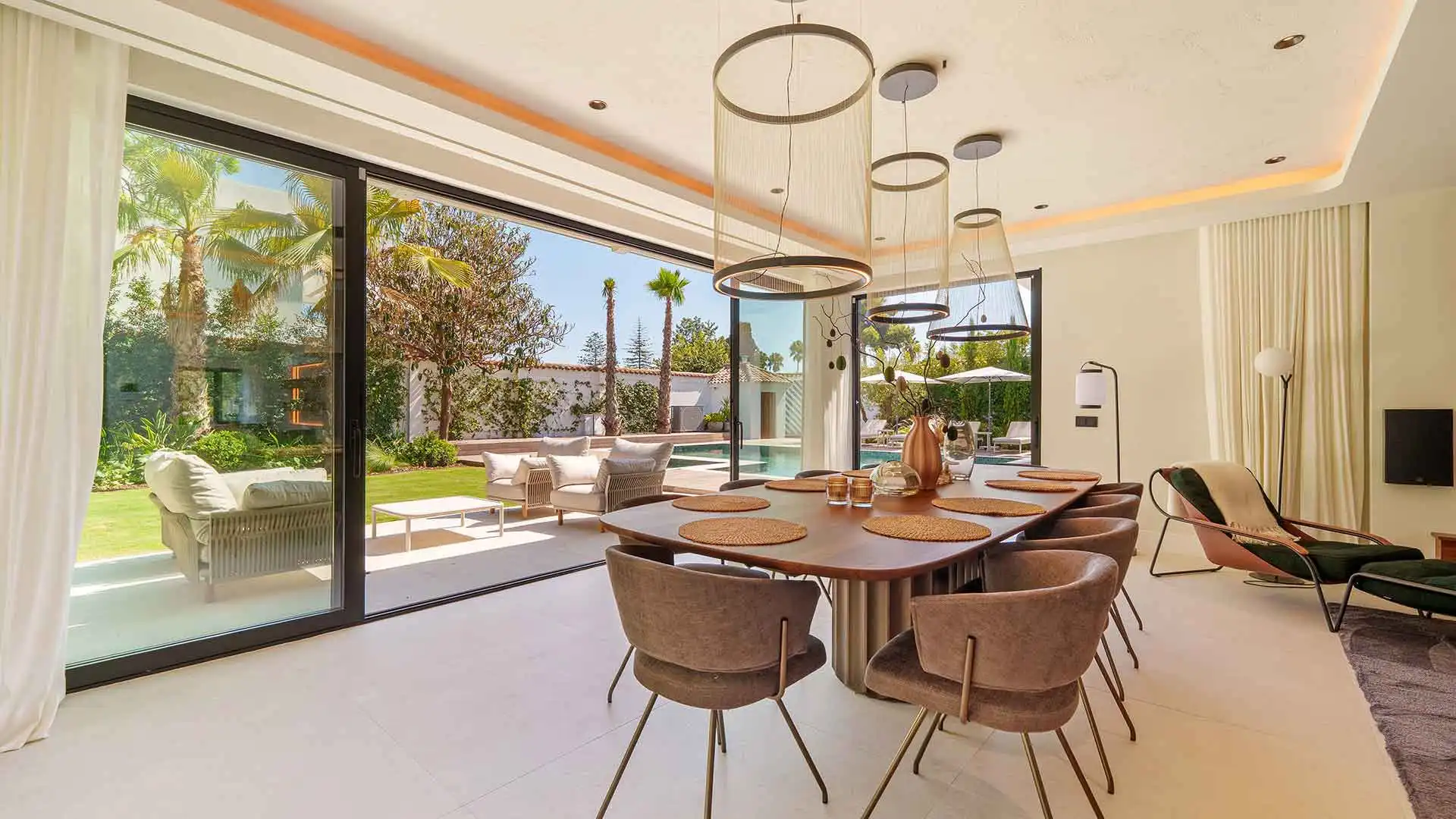 Menjador de Casa o xalet en venda en Marbella amb Aire condicionat, Jardí privat i Terrassa
