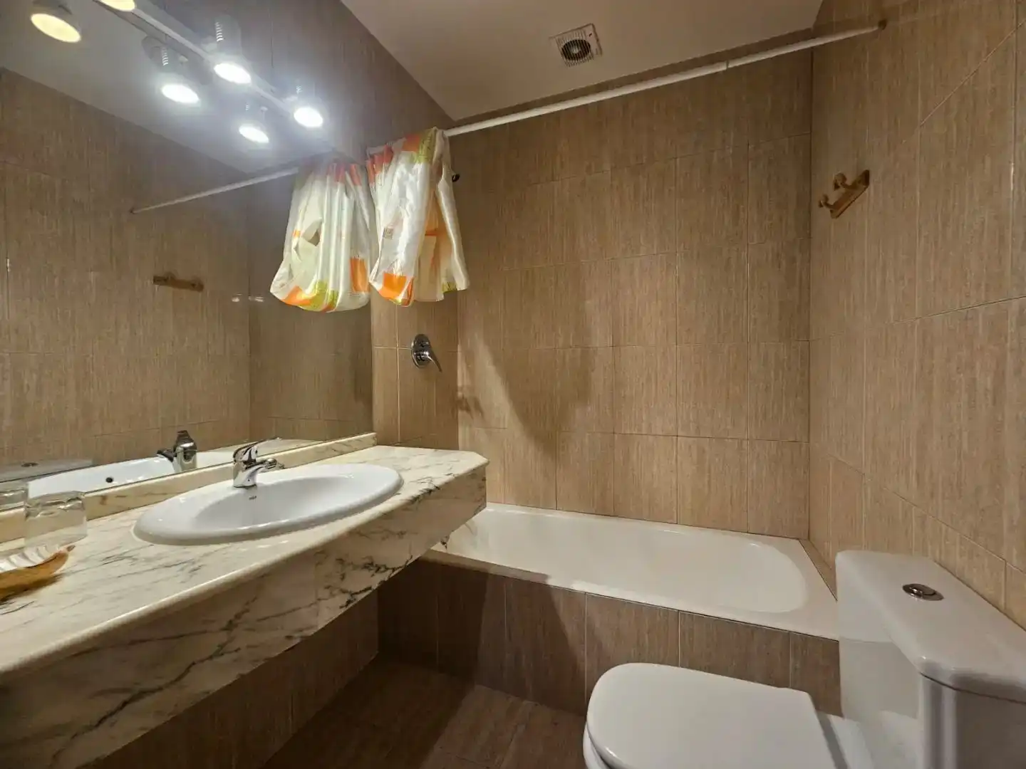 Bany de Casa o xalet en venda en Navahermosa amb Aire condicionat, Piscina i Balcó