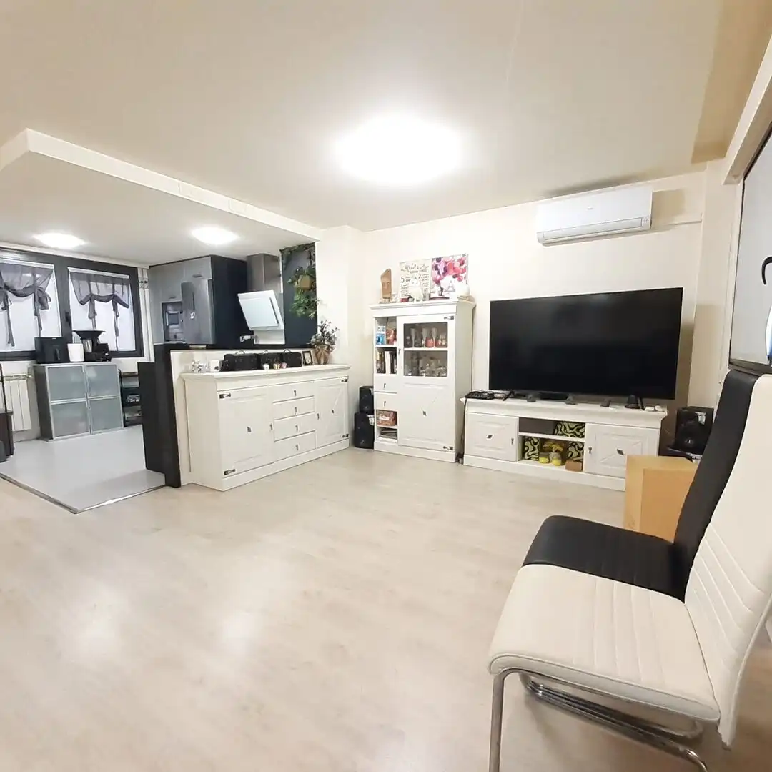 Wohnzimmer von Einfamilien-Reihenhaus zum Verkauf in Esteribar mit Heizung, Privatgarten und Terrasse