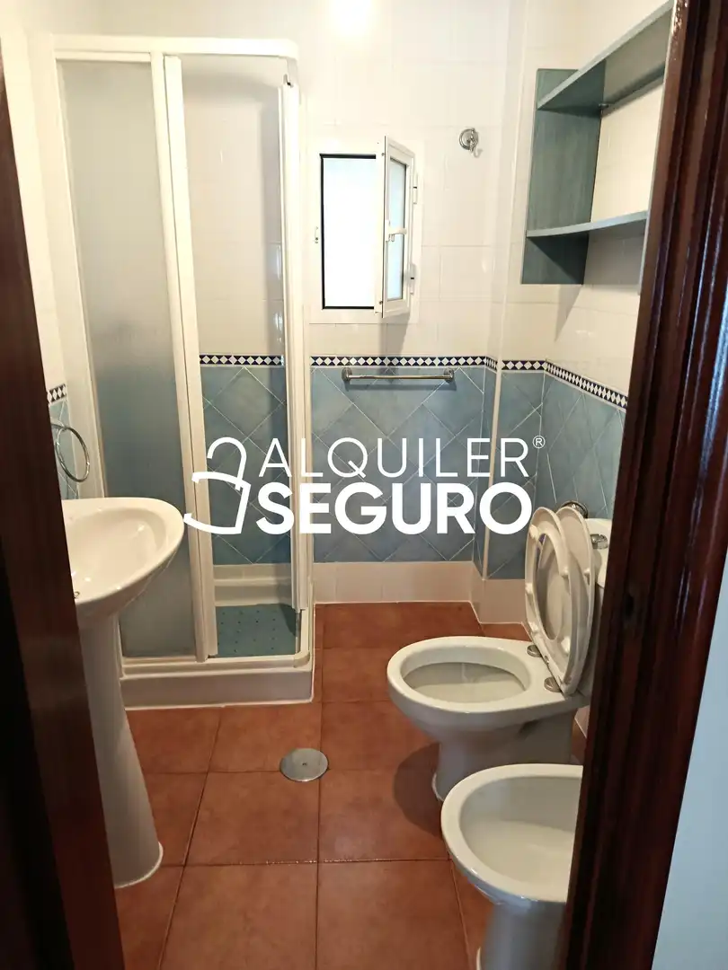 Badezimmer von Wohnung zur Miete in Utrera mit Klimaanlage, Terrasse und Möbliert