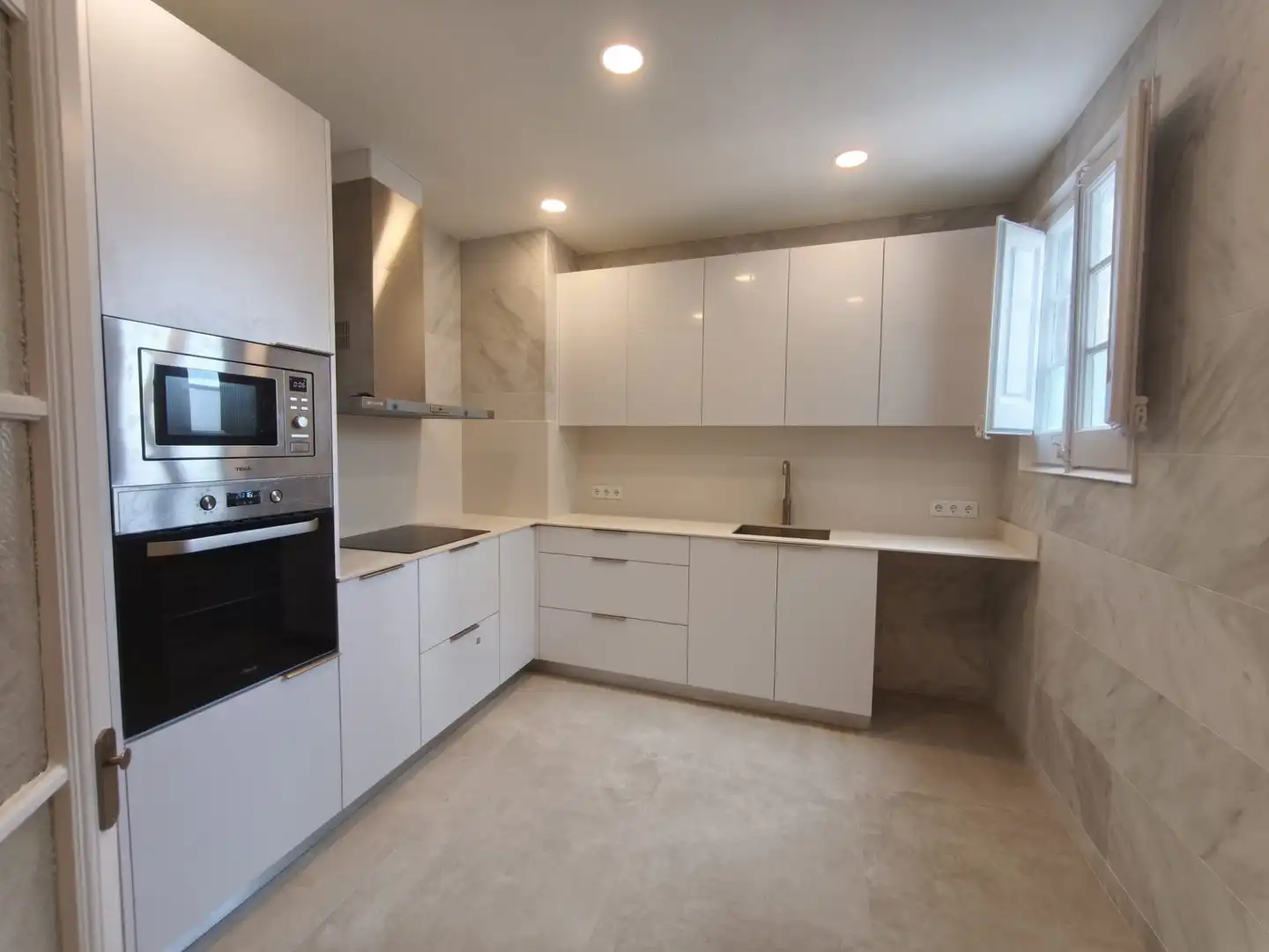 Kitchen of Flat for rent in Barcelona  with Air Conditioner, Terrace and Oven