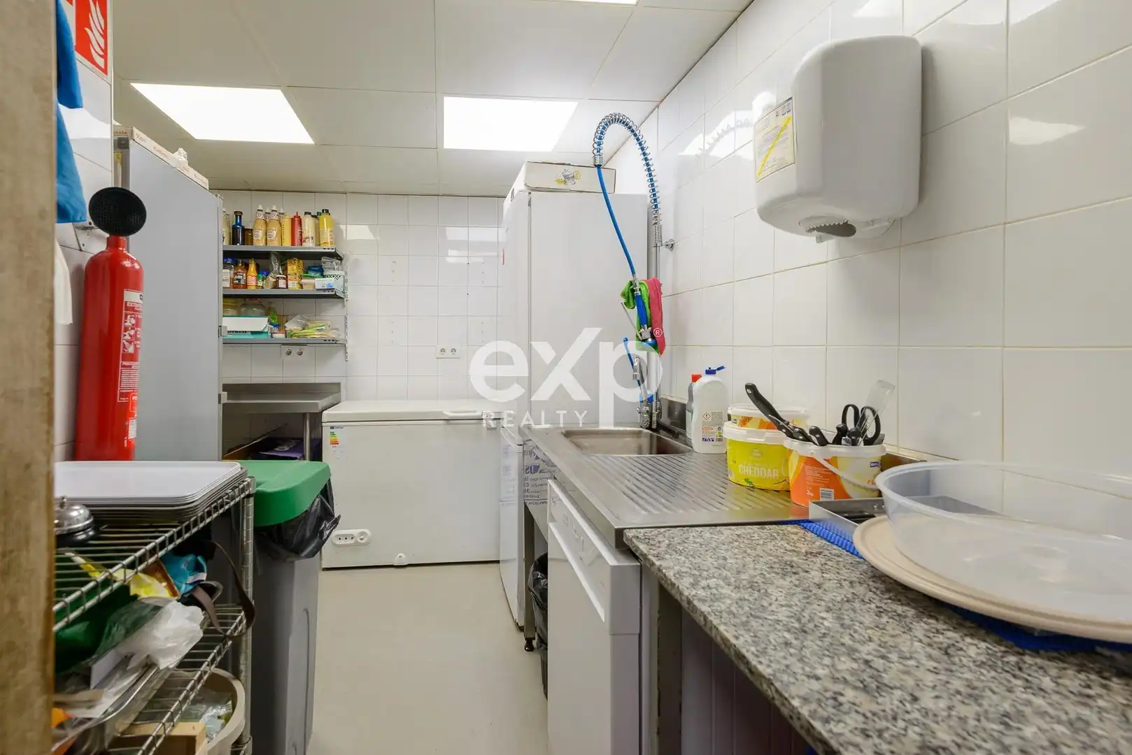Cuina de Local de lloguer en Oviedo  amb Moblat