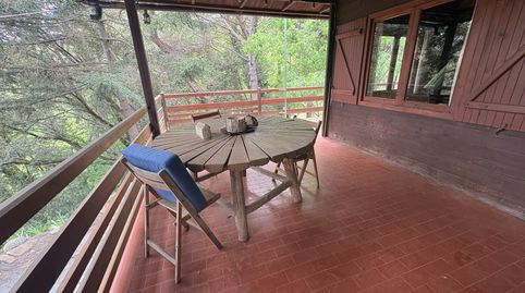 CASA DE FUSTA ENVOLTADA DE NATURA