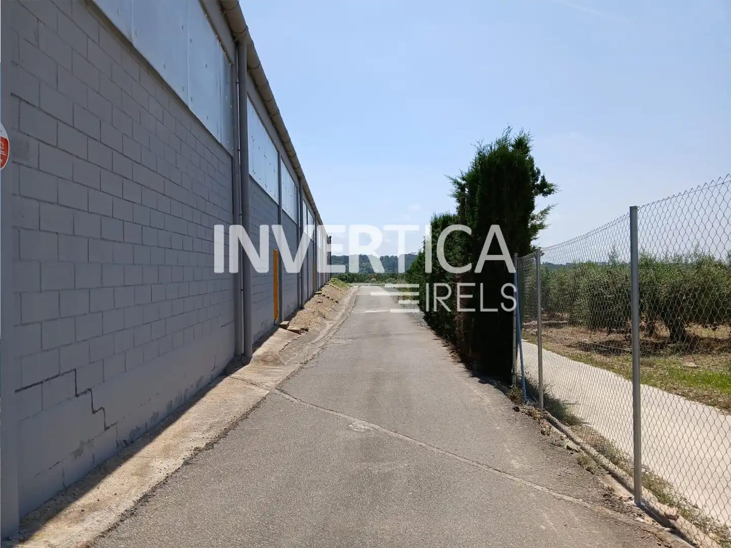 Vista exterior de Nave industrial de alquiler en Vallmoll con Calefacción y Alarma