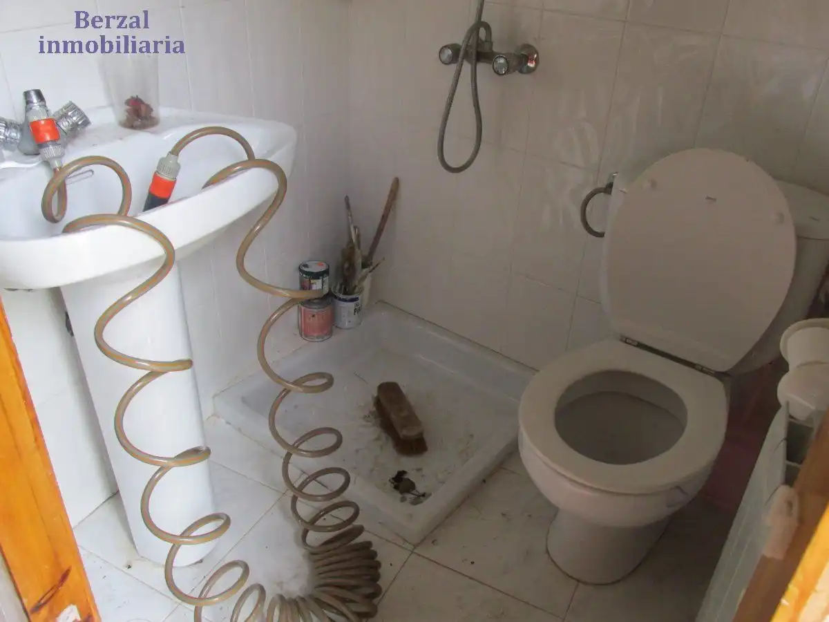 Bany de Casa o xalet en venda en  Logroño amb Calefacció, Jardí privat i Terrassa