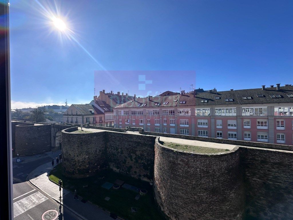 Vista exterior de Piso en venta en Lugo Capital