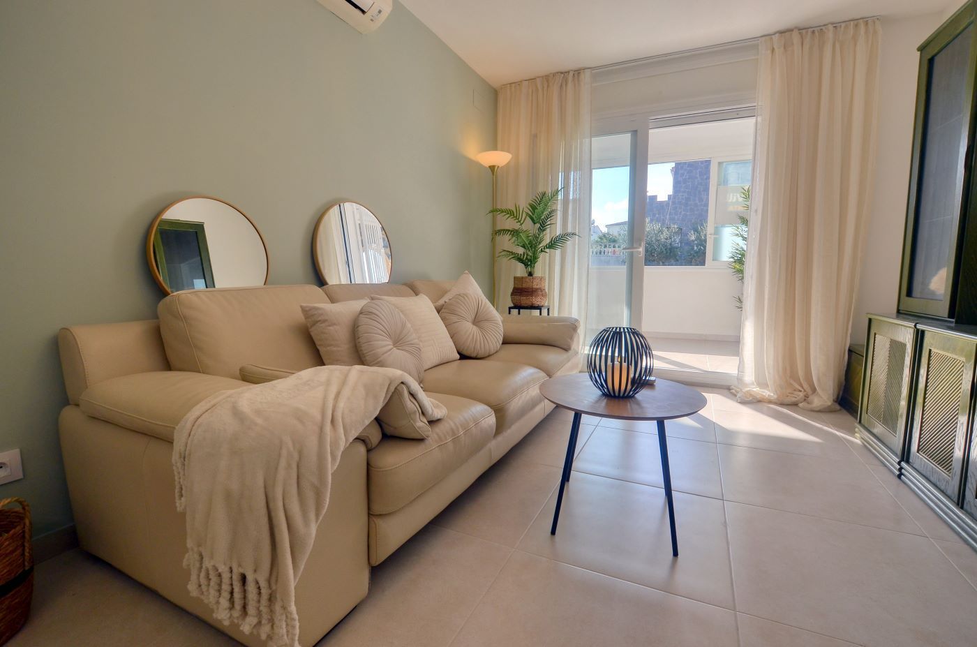Sala d'estar de Apartament en venda en Empuriabrava amb Aire condicionat, Calefacció i Terrassa