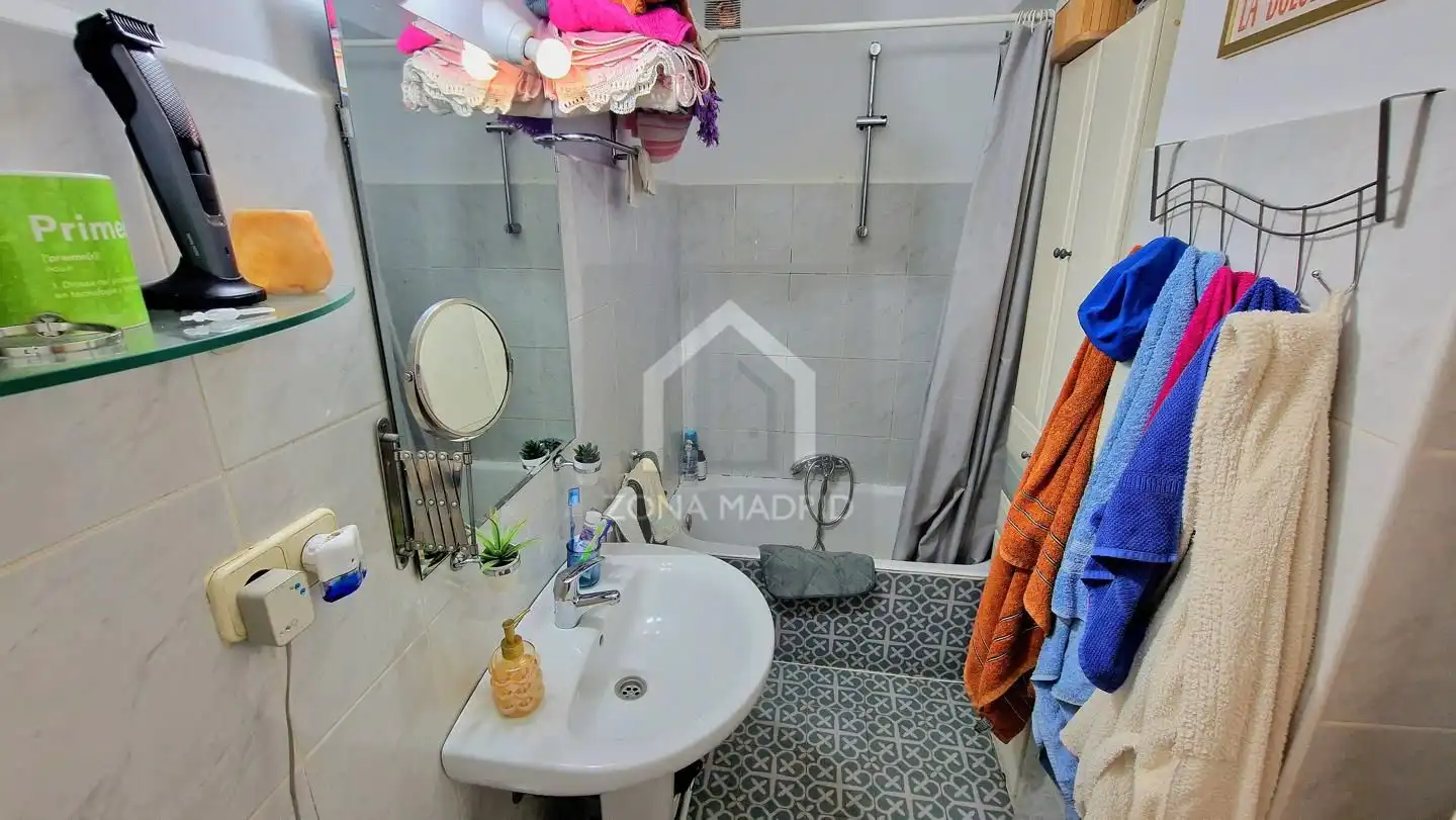 Bathroom of Flat for sale in Madrid  with Furnished