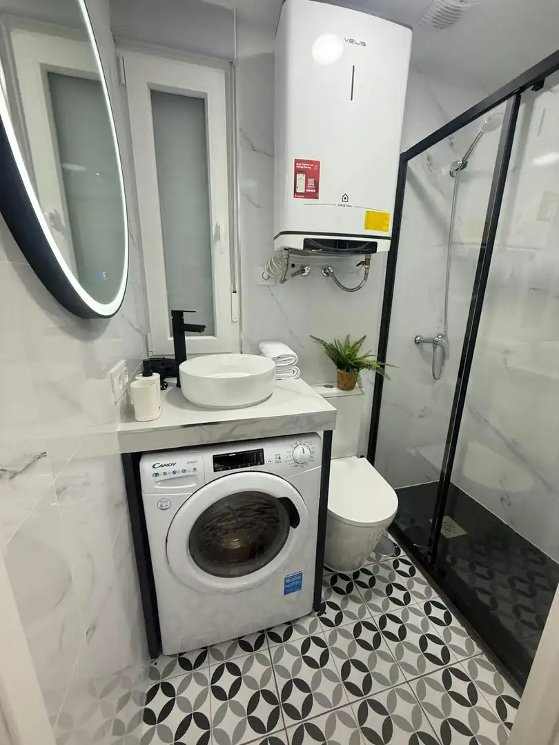 Bathroom of Flat for rent in Madrid  with Air Conditioner, Washing machine and TV