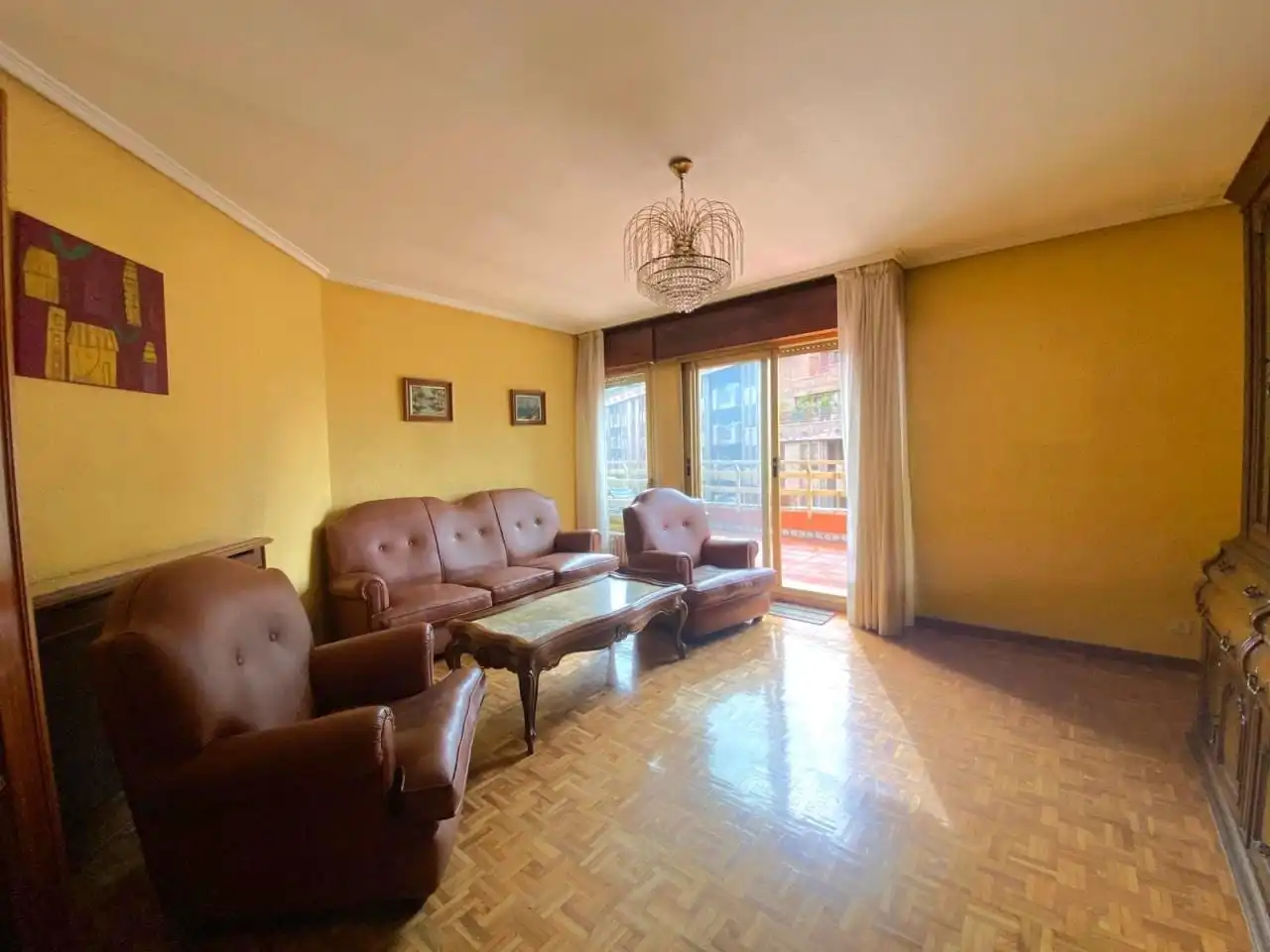Sala d'estar de Àtic en venda en León Capital  amb Calefacció, Parquet i Terrassa