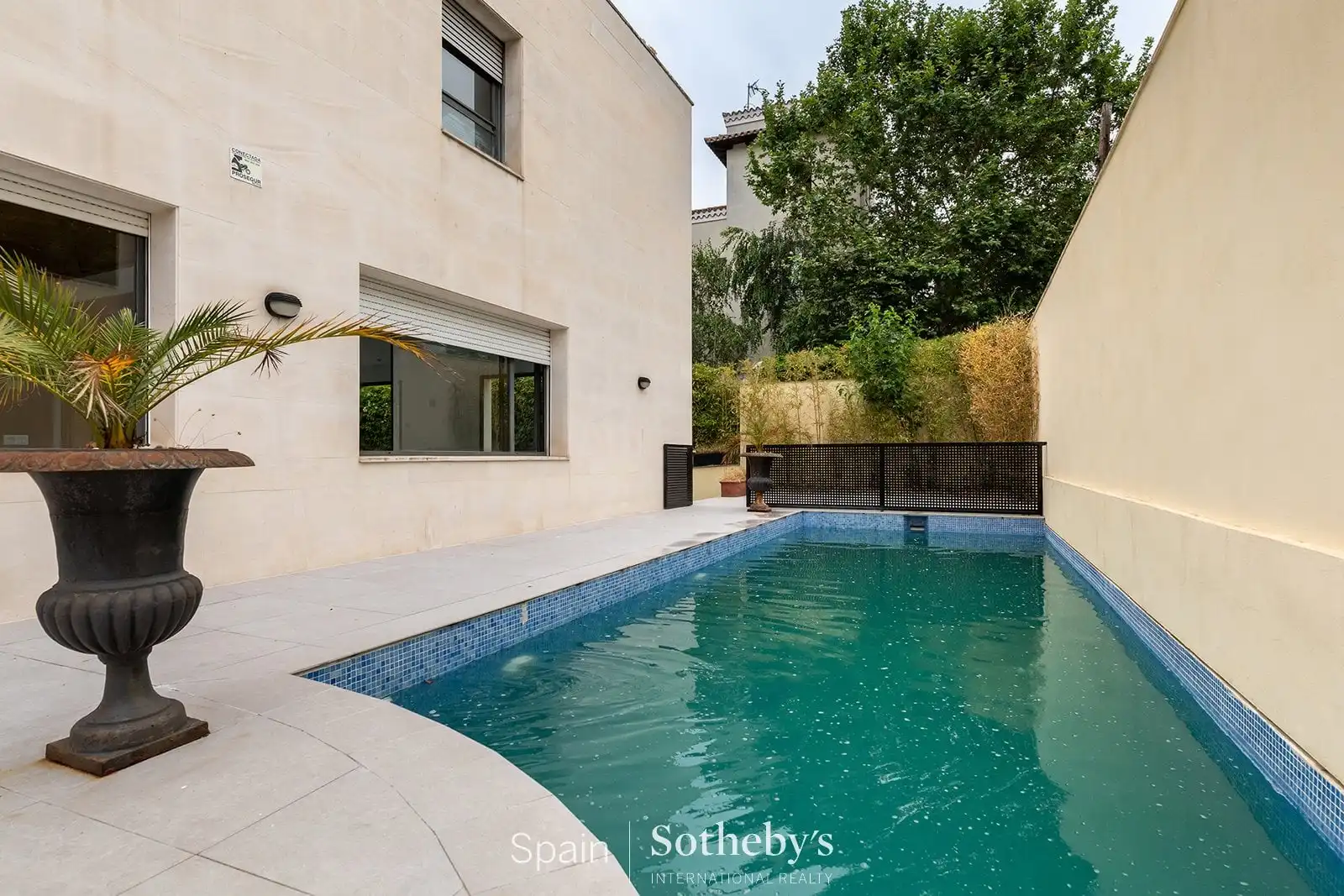 Swimming pool of Houses for rent in  Madrid Capital  with Air Conditioner, Heating and Private garden