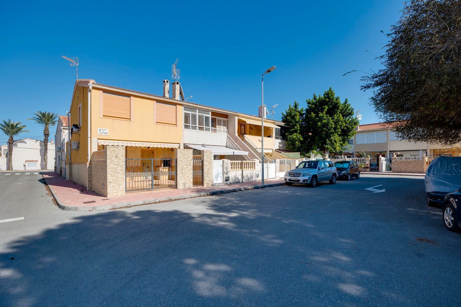 Vista exterior de Casa adosada en venda en Torrevieja amb Terrassa i Moblat