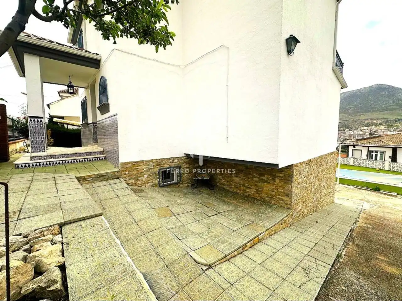 Vista exterior de Casa o xalet en venda en Loja amb Aire condicionat, Jardí privat i Terrassa