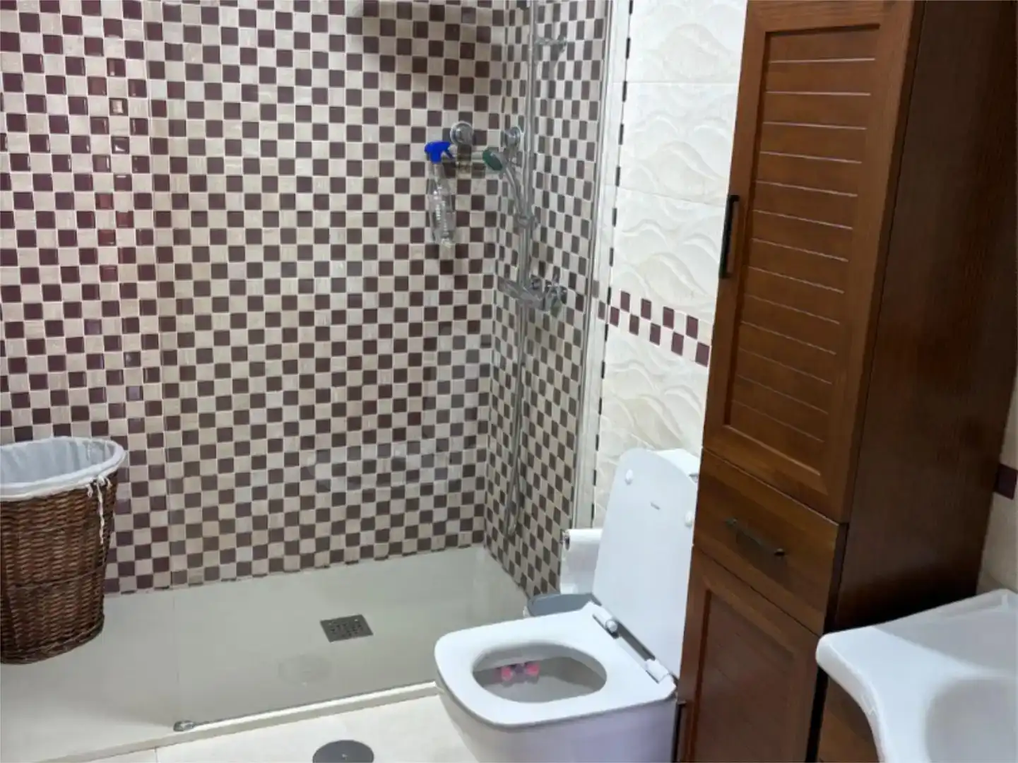 Badezimmer von Dachboden zur Miete in Zahara de los Atunes mit Klimaanlage, Schwimmbad und Balkon