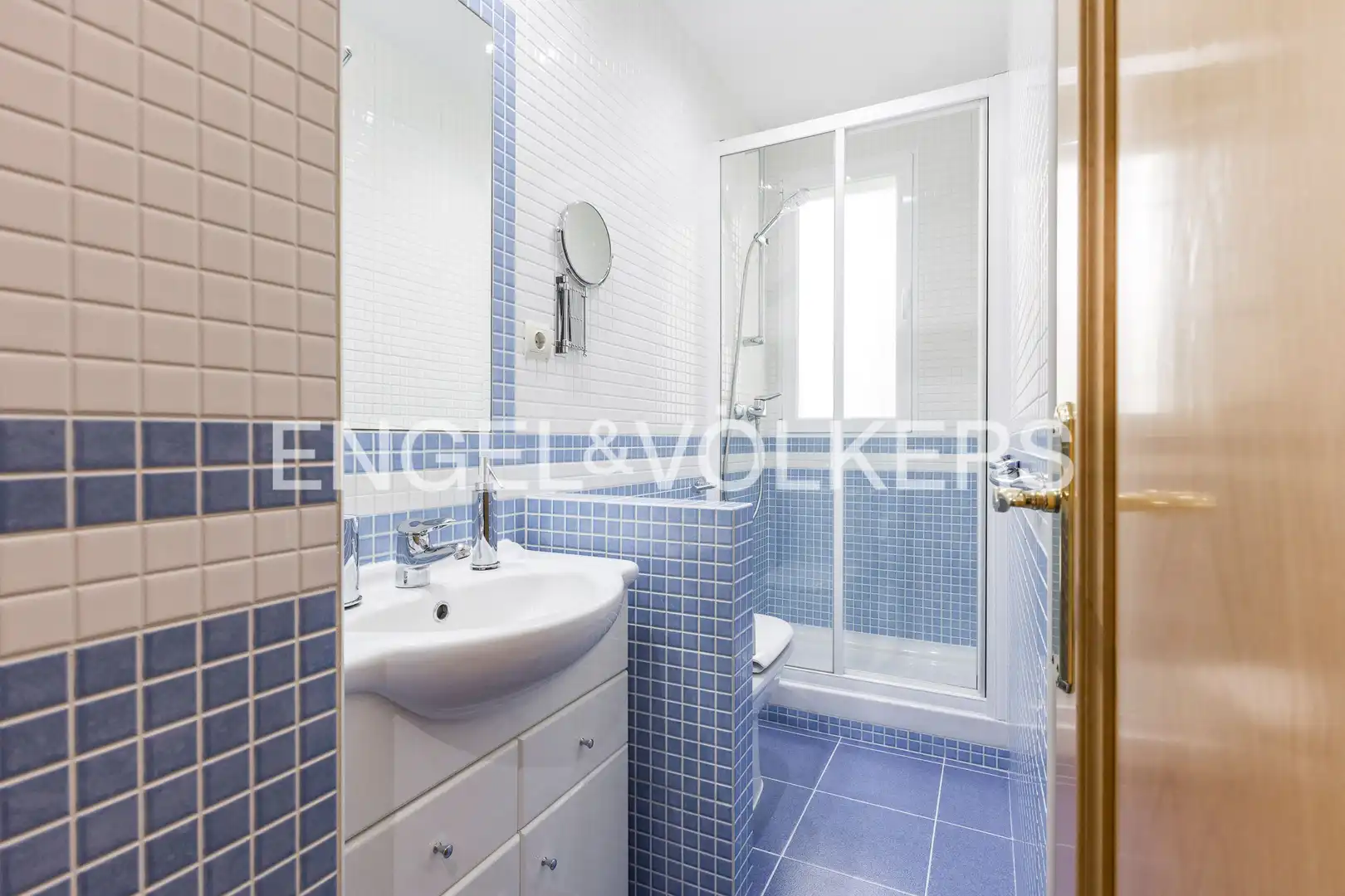 Bathroom of Flat for sale in Madrid  with Air Conditioner, Heating and Parquet flooring