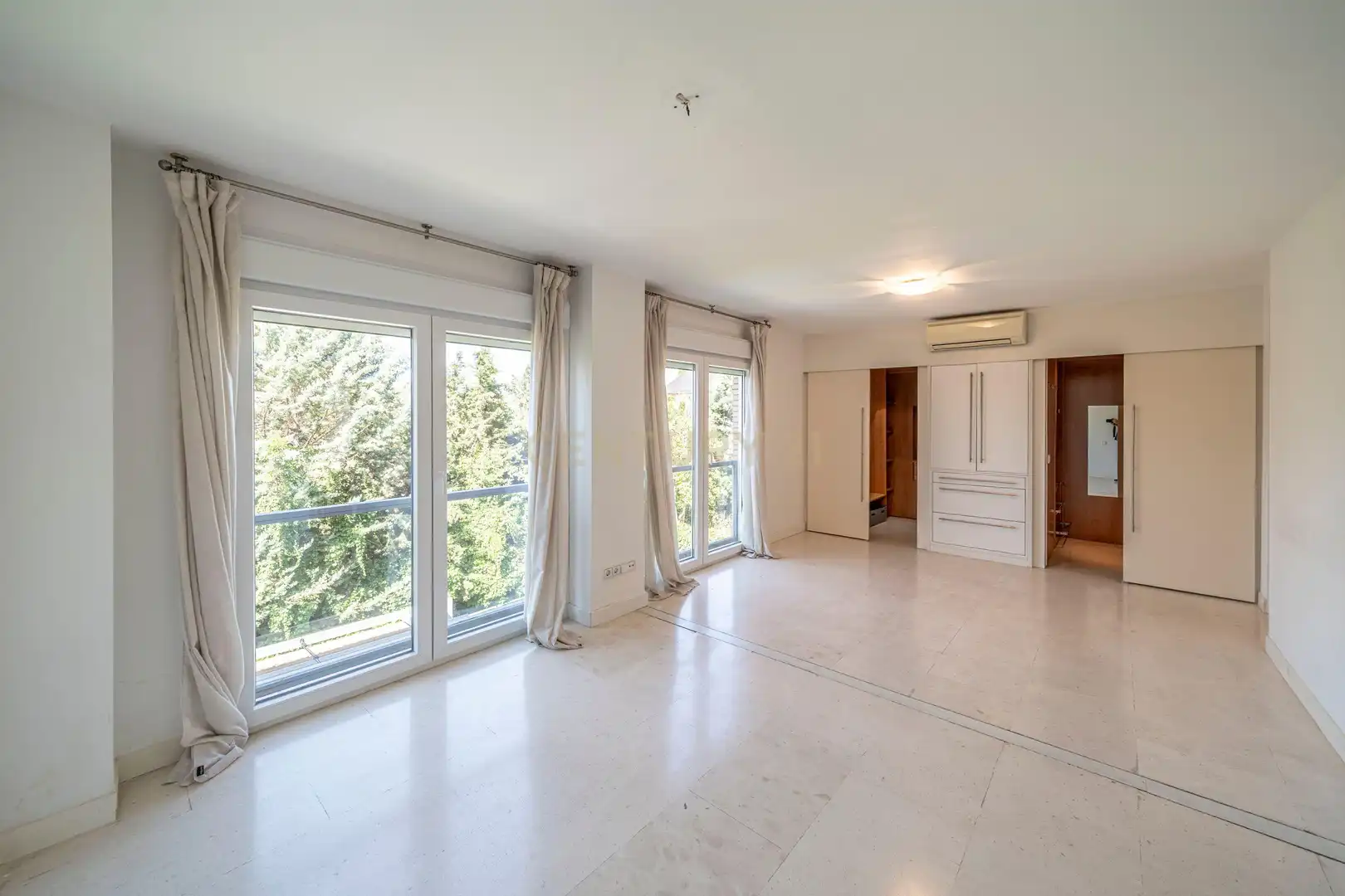 Sala d'estar de Casa o xalet en venda en Pozuelo de Alarcón amb Aire condicionat, Jardí privat i Piscina