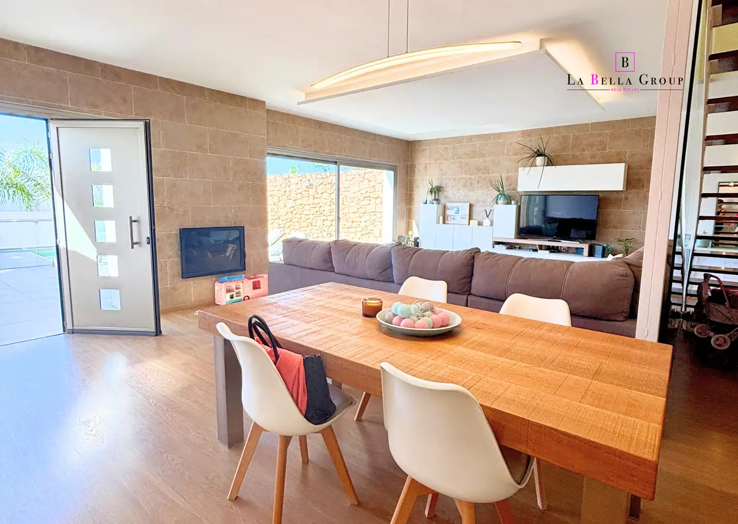 Wohnzimmer von Einfamilien-Reihenhaus zum Verkauf in Santa Eulària des Riu mit Klimaanlage, Heizung und Parkett