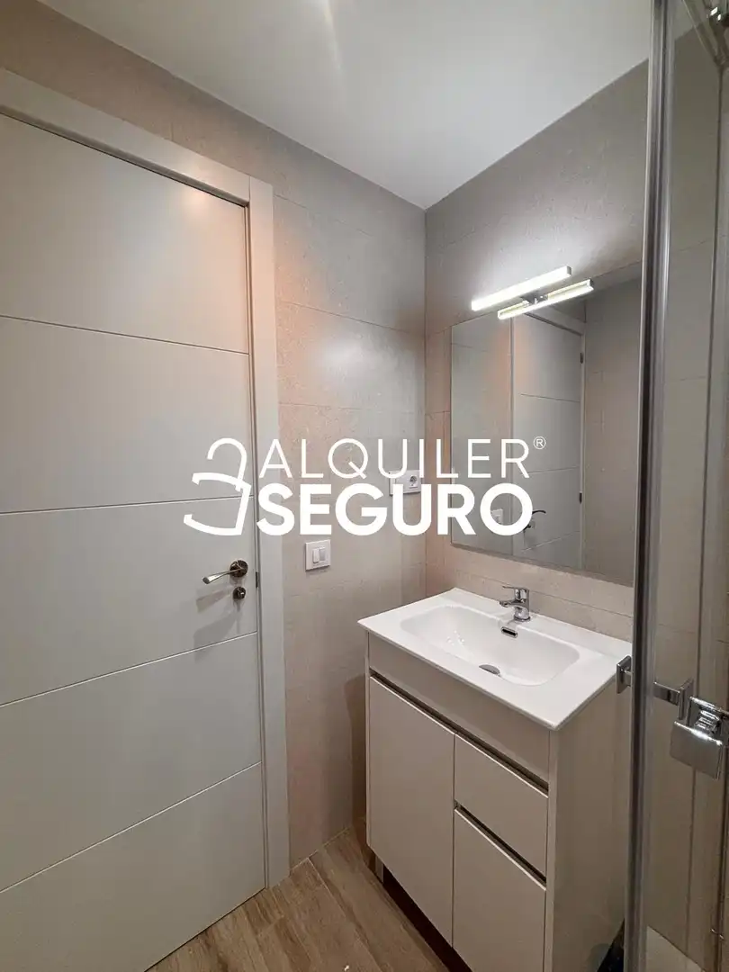 Badezimmer von Wohnung zur Miete in Madrid mit Heizung