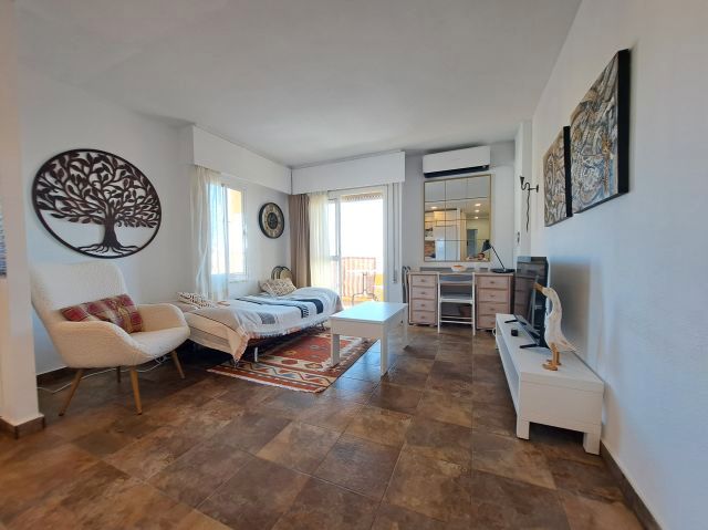 Dormitori de Apartament de lloguer en Benalmádena amb Aire condicionat, Terrassa i Moblat