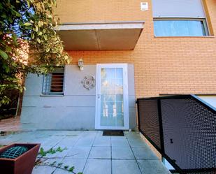 Vista exterior de Casa adosada en venda en Villalbilla amb Calefacció, Jardí privat i Terrassa